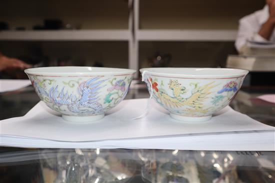 A pair of Chinese famille rose bowls 13.5cm diameter